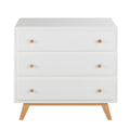 Commode moderne blanche avec trois tiroirs et pieds en bois naturel.